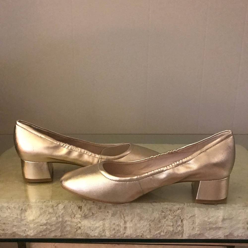 Brand New!! Gold Round Toe Pump. 1.25” Heel.